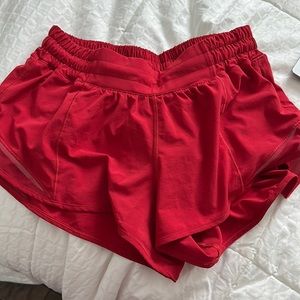 red lululemon hotty hot 2.5” inseam